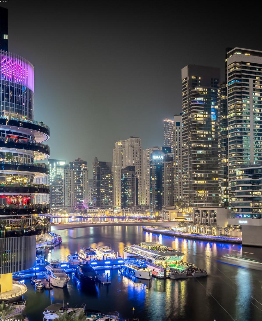 Skyline von Dubai bei Nacht